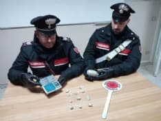 IVREA - Droga in auto, un 21enne denunciato dai carabinieri
