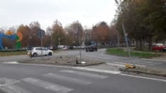 CASTELLAMONTE - Si schianta in rotonda per evitare un coniglio - FOTO