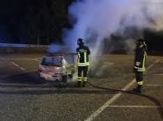 RIVAROLO CANAVESE - Auto in fiamme in piazza Mulinet, conducente lievemente ustionata