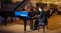 CUORGNE' - Concerto al buio, la «Trinità» si illumina di musica con Fabrizio Sandretto