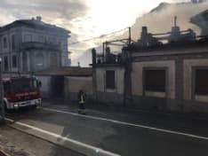 SETTIMO VITTONE - Furioso incendio devasta due abitazioni - FOTO