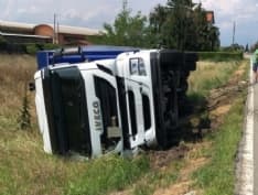 CHIVASSO - Cede un tombino sulla strada, camion carico di vernici si ribalta in via Montanaro - FOTO