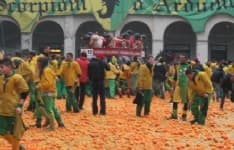 IVREA - Un cubetto di porfido lanciato durante la battaglia delle arance: scagionato l'unico indagato