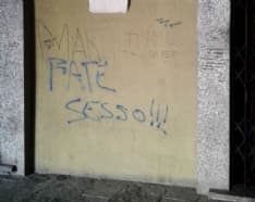 CUORGNE' - Idioti in azione imbrattano i portici di via Arduino