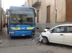 SAN GIORGIO CANAVESE - Pullman Gtt contro auto in pieno centro: un ragazzo ferito - FOTO E VIDEO