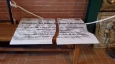 ALPETTE - Idioti spaccano la targa all'ingresso dell'Ecomuseo del Rame