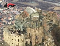 INCENDIO ALLA SACRA DI SAN MICHELE - L'elinucleo carabinieri di Volpiano sorvola la zona devastata dal rogo - VIDEO