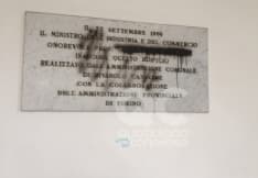 RIVAROLO - Idioti in azione danneggiano la lapide di Andreotti al Moro