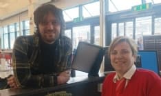 IVREA - Perde il portafoglio in stazione, due signore glielo restituiscono: una storia di gentilezza e onestà