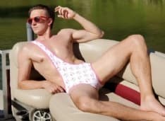GLAMOUR - Brokini, il bikini monospalla da uomo