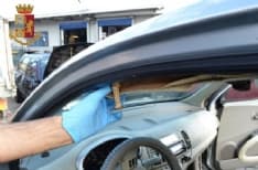 IVREA - Si finge un'amica di vecchia data per rubare l'orologio prezioso alla nonnina: 32enne arrestata dalla polizia