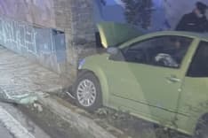 CUCEGLIO - Fuori strada con l'auto si schianta contro il muro di una casa - FOTO