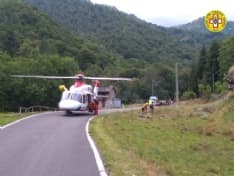 RIBORDONE - Toccato da un'auto si schianta in bici contro la staccionata di una casa: ciclista ricoverato all'ospedale di Ivrea