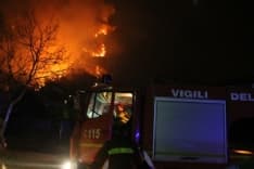 ALLARME INCENDI - Una notte a Locana con vigili del fuoco e Aib. Attesa per i canadair - FOTO