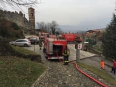 PAVONE - Incendio al castello: era solo una catasta di legna
