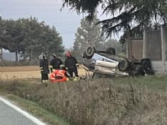 SAN BENIGNO - Perde il controllo dell'auto, si ribalta e si schianta contro la recinzione di un'azienda