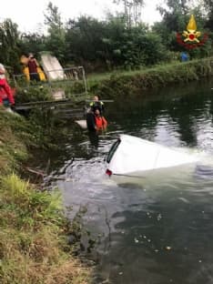 VOLPIANO - Il proprietario si distrae e l'auto finisce a fondo nel laghetto