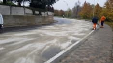 RIVAROLO CANAVESE - Autobus perde olio sulla strada: auto in testacoda, chiuso corso Rocco Meaglia - FOTO