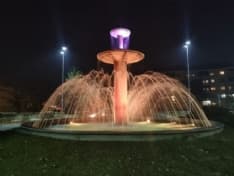 BORGARO - La fontana colorata di giallo e viola per Kobe Bryant