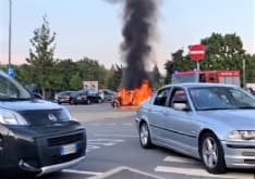 IVREA - Auto prende fuoco nel parcheggio del Lidl: intervento dei vigili del fuoco - VIDEO