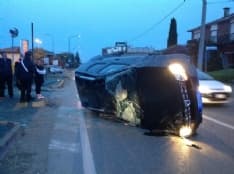 FAVRIA - Abbatte un palo e si ribalta con l'auto: donna ferita - VIDEO