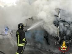 TORRE CANAVESE - Autobus di linea prende fuoco: autista accosta e fa scendere i passeggeri. Bus distrutto - FOTO e VIDEO