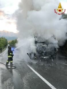 TORRE CANAVESE - Incendio devasta autobus Gtt: «Solo per il pronto intervento dell'autista il rogo non si è trasformato in una tragedia»