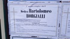 RIVAROLO-FAVRIA - «Sono morto, ma nessuno pianga». Così il dottor Borgialli ha annunciato la sua morte sui manifesti