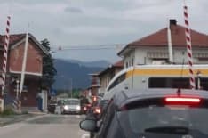 TORINO-CERES - Passaggio a livello aperto: il treno passa lo stesso