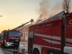 RIVAROLO CANAVESE - Incendio al tetto dell'ex stabilimento Vallesusa, intervento di pompieri e carabinieri - FOTO e VIDEO