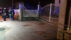 CASTELLAMONTE - Camion di passaggio abbatte due pali - FOTO