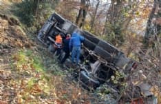 CUORGNE' - Incidente in località Deiro Superiore: camion betoniera si ribalta nella scarpata - FOTO