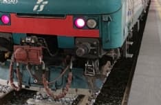 CHIVASSO - Tenta di farsi un selfie su binari ma viene investito dal treno