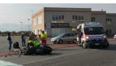 RIVAROLO CANAVESE - Incidente in corso Re Arduino, auto contro scooter: due feriti - FOTO