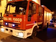 IVREA - Tenta il suicidio in Dora: pompieri eroi la salvano