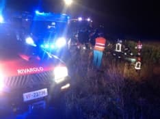 BUSANO - Si ribaltano con la Porsche dentro il canale: due ragazzi salvi per miracolo - FOTO e VIDEO