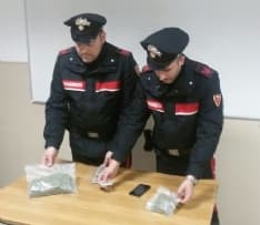 IVREA - Marijuana in auto e a casa: ventenne arrestato per spaccio