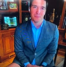 SMART WORKING - E il giornalista resta in mutande