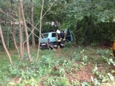 FORNO CANAVESE - Auto precipita nella scarpata: nonnino di 91 anni ferito - FOTO e VIDEO