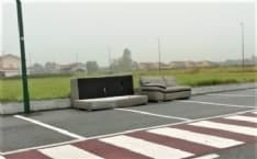 RIVAROLO - Discariche abusive: addirittura un divano parcheggiato
