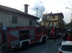 VALPERGA - Furioso incendio devasta una casa - FOTO E VIDEO