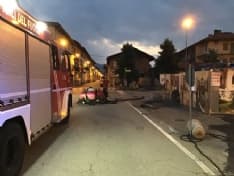 SALASSA - Incidente in piazza: auto pirata abbatte un palo e tre panettoni di cemento - FOTO