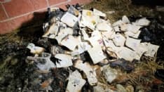 RIVAROLO - Carte d'identità e tessere elettorali trovate semi bruciate dietro il cimitero