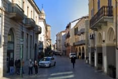 CHIVASSO - Calci e pugni al mendicante straniero che stava chiedendo l'elemosina vicino alla panetteria del centro