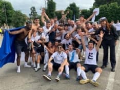 CUORGNE' - Calcio, il Vallorco vince il campionato e l'attaccante fa la proposta di matrimonio in campo