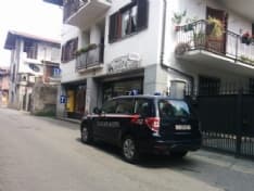 SALASSA - RAPINA IN TABACCHERIA: BANDITI PRENDONO IN OSTAGGIO UNA CLIENTE. POSTI DI BLOCCO IN CANAVESE