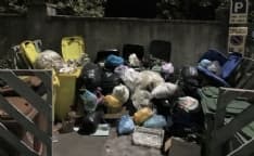 ALTO CANAVESE - Epidemia influenzale: netturbini bloccati a casa. I cassonetti trabordano di rifiuti - FOTO