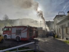 SAN COLOMBANO BELMONTE - Incendio in una falegnameria: intervento di pompieri e carabinieri - FOTO