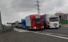 TANGENZIALE TORINO - I giostrai protestano con i camion sulla tangenziale: «Vogliamo lavorare». Traffico in tilt - FOTO