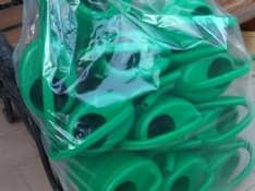 CANDIA - Gli annaffiatoi vanno a ruba al cimitero, un cittadino li ricompra e li dona al Comune